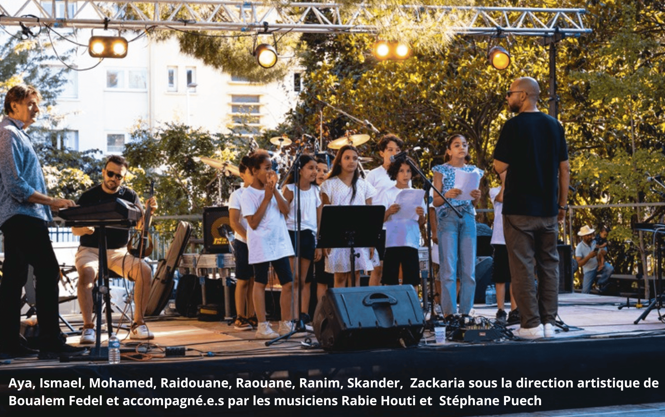 Photo d'enfants chantant sous la direction artistique de Boualem FEDEL accompagnés des musiciens Rabie HOUTI et Stéphane PUECH