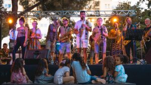enfants devant la scène où se produise des artistes du festival "au rythme de la ville"